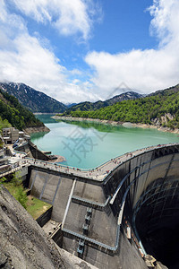 Kurobe大坝或Kuroyon大坝是日本富山县Kurobe河上的背景图片