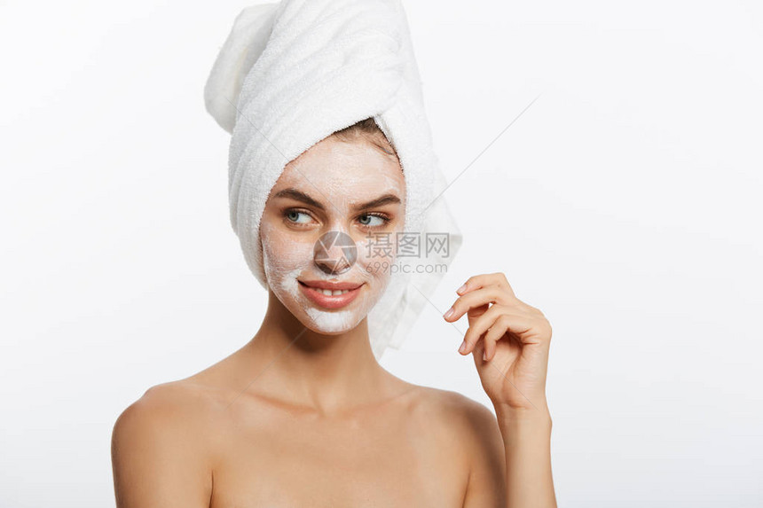 年轻女在脸上涂有湿润乳霜图片
