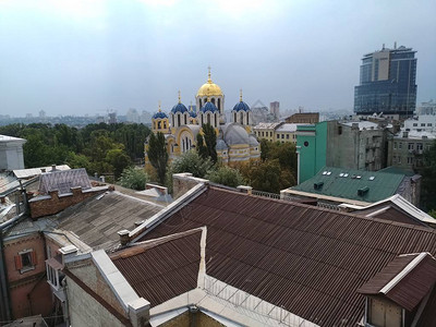 基辅与弗拉基米尔斯基大教堂的全景图片