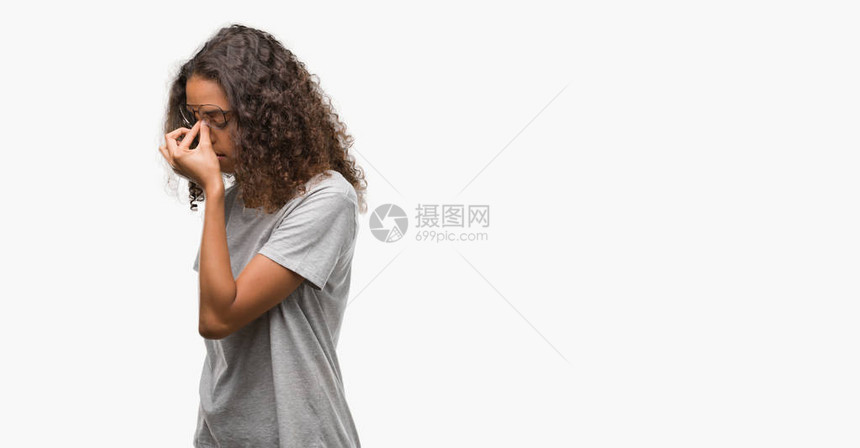 美丽的年轻西班牙裔女人戴着眼镜累了揉鼻子和眼睛感到疲劳和头痛压力图片