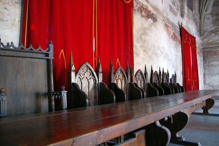复古王座室内配有旧木座椅和长木桌图片