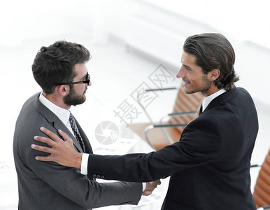 handshake商务人士在明亮的办公室图片