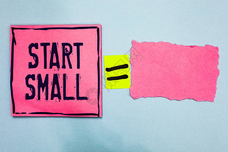写笔记显示从小开始展示中小型企业创的商业照片粉红色纸笔记提醒等号重图片