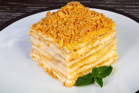 美味的拿破仑沙漠蛋糕servet薄荷背景图片