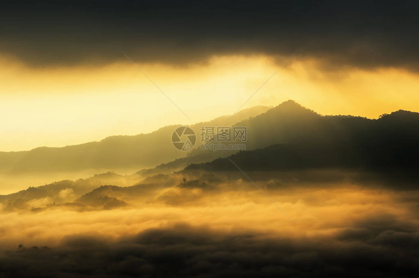 富兰卡雾山景观和日出帕尧泰国富图片