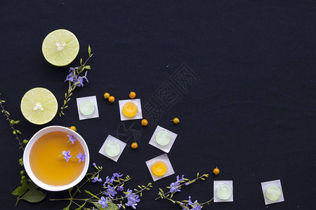 用草药蜂蜜柠檬和底黑紫花安排的紫花粉图片