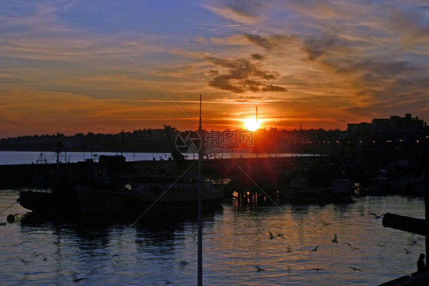 来自东约克郡布里林顿港的日落加上静水图片