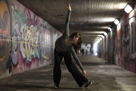 在城市地下通道表演的女舞者排成一行背景图片