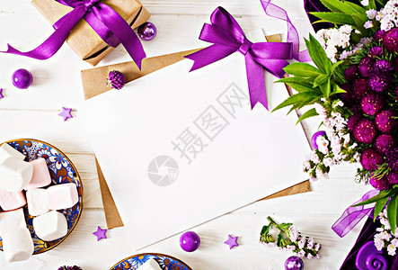 彩票鲜花盒式礼物紫色丝带和衣服图片
