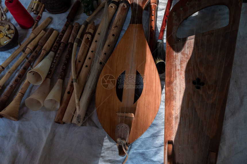 旧乐器用木头制成的乐器图片