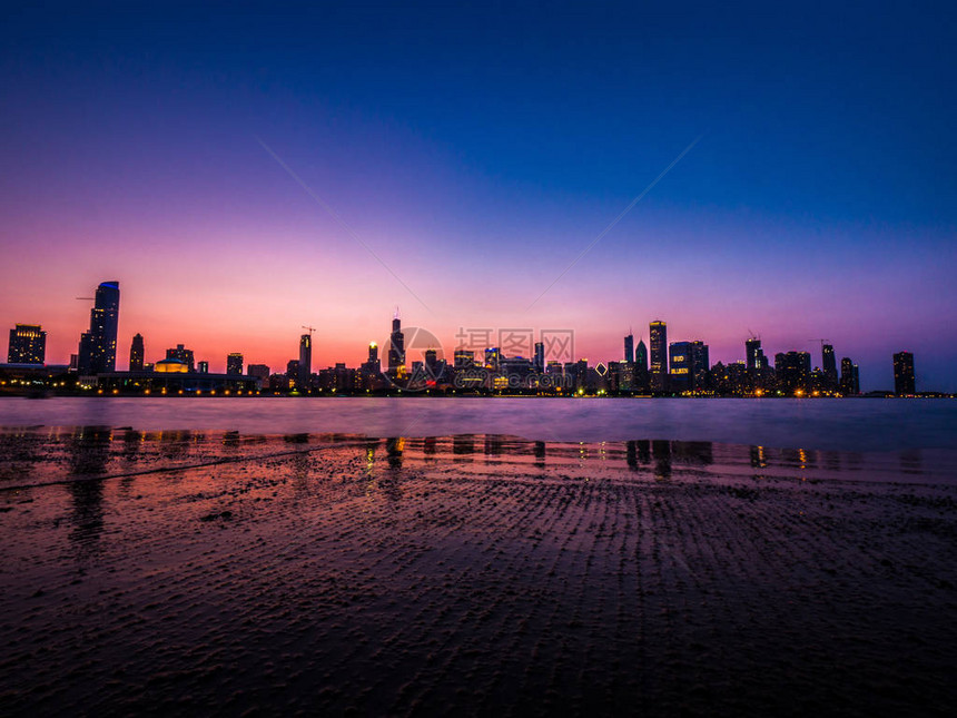 华丽的长曝光芝加哥天际线照片就在日落之后图片