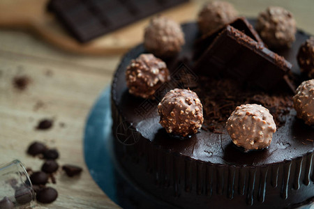桌上的黑巧克力蛋糕图片