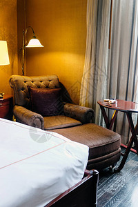 豪华卧室带枕头的经典椅子风格图片