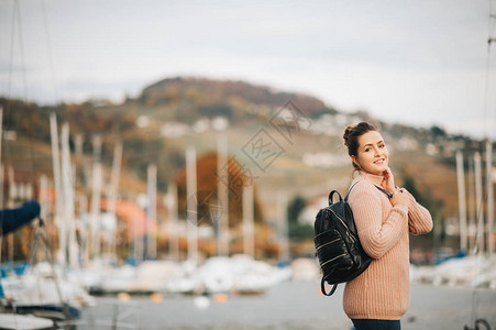 年轻女子在湖边享受美好秋图片