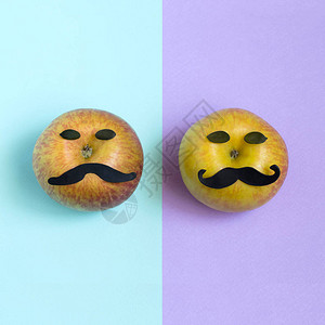 两种颜色背景上留着小胡子的两个苹果背景图片