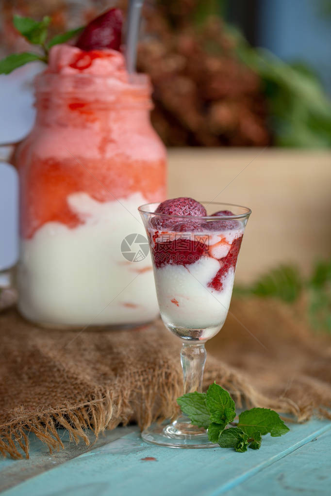 健康的草莓冰淇淋在玻璃罐里图片