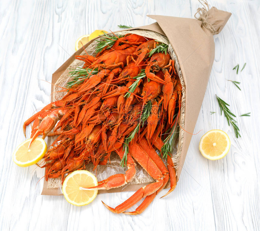 煮熟的小龙虾和柠檬蟹爪以花束的形式装饰图片