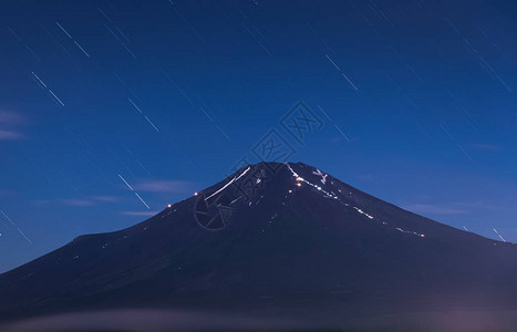 夏天的富士山夜景图片