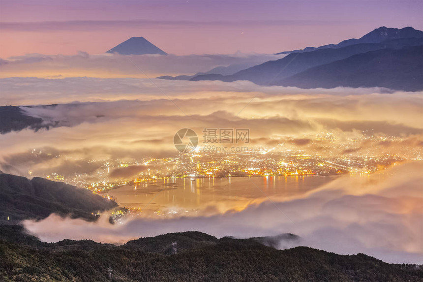 秋天清晨富士山峰和苏瓦图片