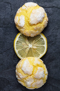 两杯破碎的柠檬饼干和深色背景的新鲜柠檬片子近一背景图片