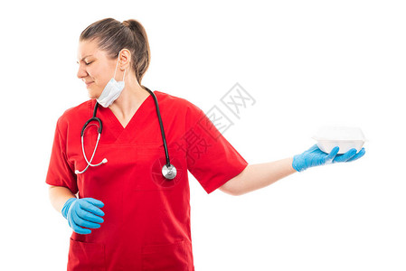 身穿红色磨砂膏的年轻医疗护士的肖像背景图片