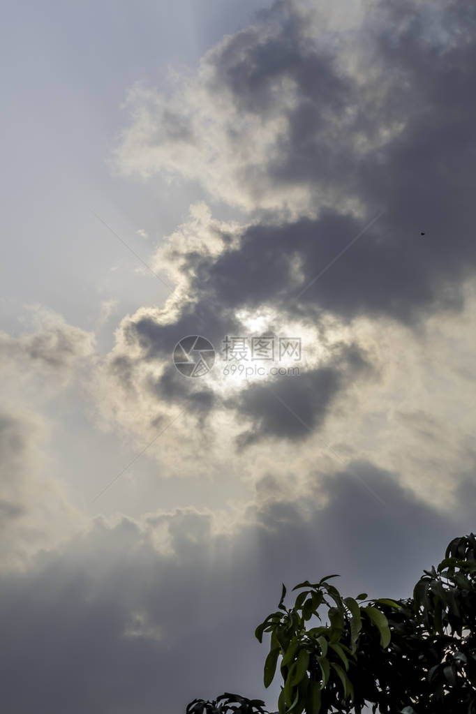 阴暗的天空和雨前剧烈的乌云印度加尔各答Galcutta图片