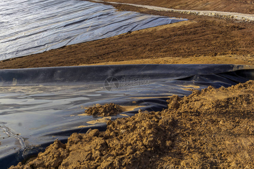 污水泥初级处理水库建设中的塑料地下防水图片