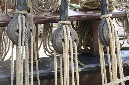 旧木帆船上的旧滑轮和绳索图片
