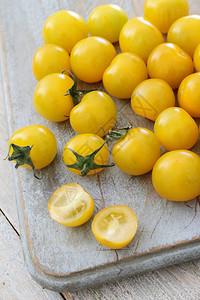 成熟的黄色遗产西红柿图片
