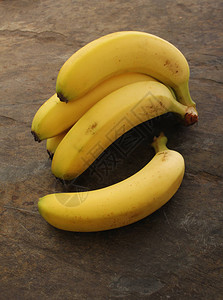 木制背景上的成熟香蕉果实图片