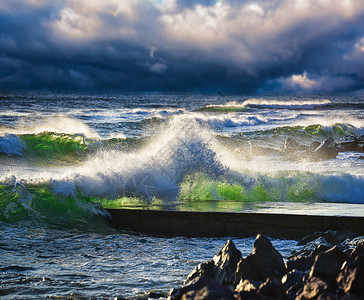 巨大的海浪冲击岩石图片