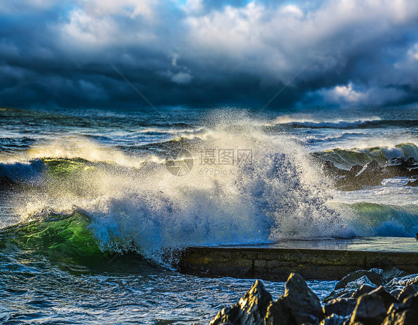 巨大的海浪冲击岩石图片