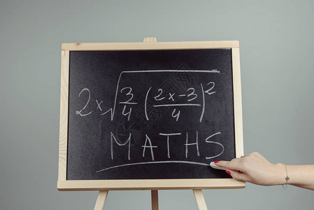 笔记在黑板上的数学练习高清图片
