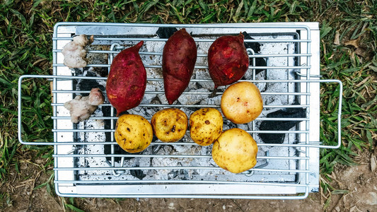 火盆煤和烤红薯和烤土豆图片