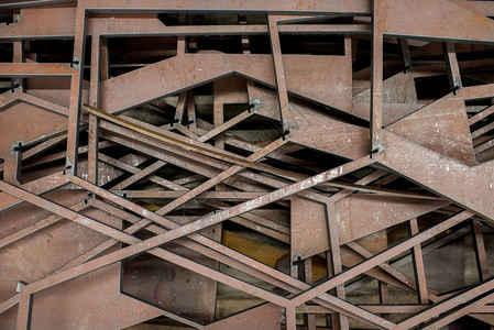 现代工厂生产部门楼层的金属工件堆积板图片