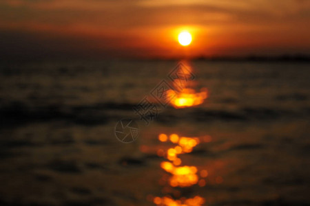 海水表面的阳光波浪和闪亮光照亮水底模糊背景图片