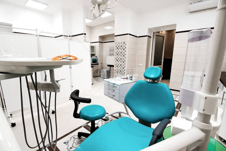 等待矫牙师使用的牙科工具和专业牙科椅供图片
