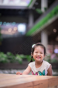 坐在百货公司的微笑的亚裔小女孩图片