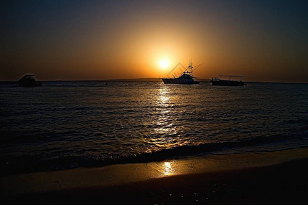 埃及赫哈达海面红海上空日出图片