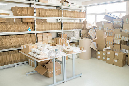 测量设备厂宽敞仓库内部成堆的纸板箱胶图片