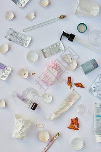 各种家用垃圾物品使用牙膏管和白底药片包装的平板成分图片