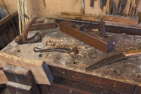 古木工具带木匠设备的旧长凳古图片
