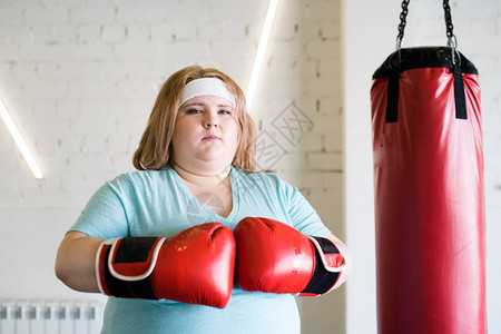 戴拳手套的自信肥胖妇女图片