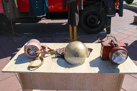 旧消防设备火青铜防护头盔和矿工的图片