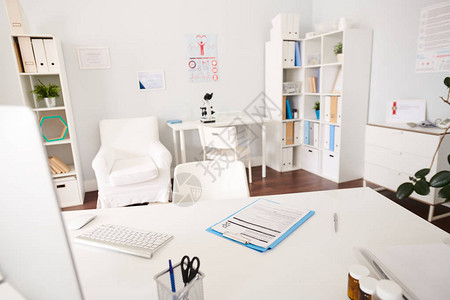 空白色医生办公室内部现代私人诊所前台和复印空间的办公桌背景图像图片
