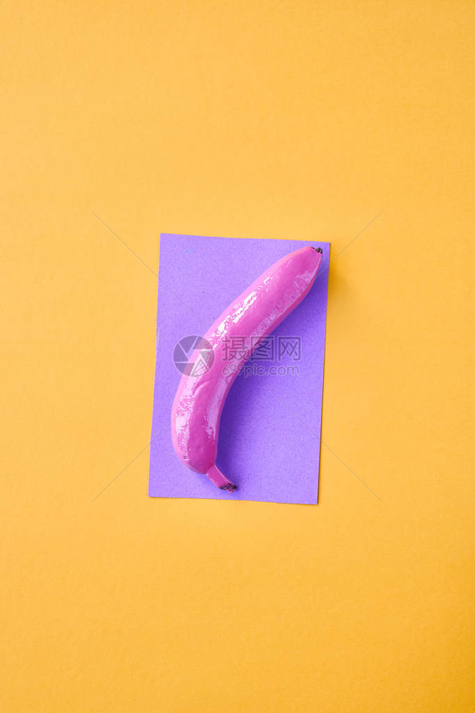紫和黄色背景粉红色香蕉的彩色爆发背景夏季乐趣概图片