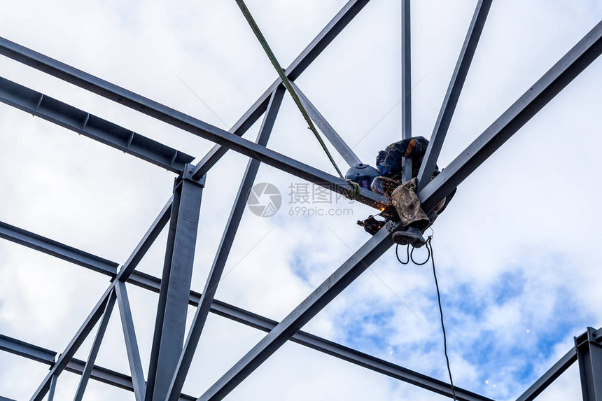 一名工人是建筑整体的工程师和焊工图片