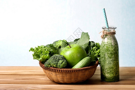 篮子里混合绿色蔬菜和绿色汁液图片