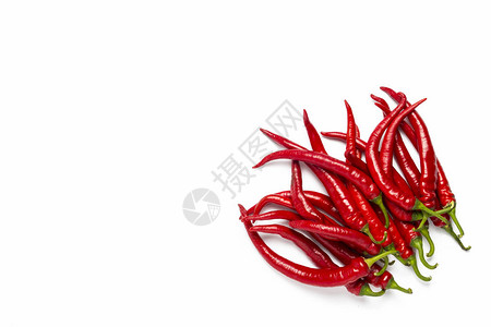 红辣椒在右下角的白色背景上排成一排背景图片