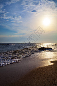 日出和海浪时美丽的海滩夏天的海景木图片